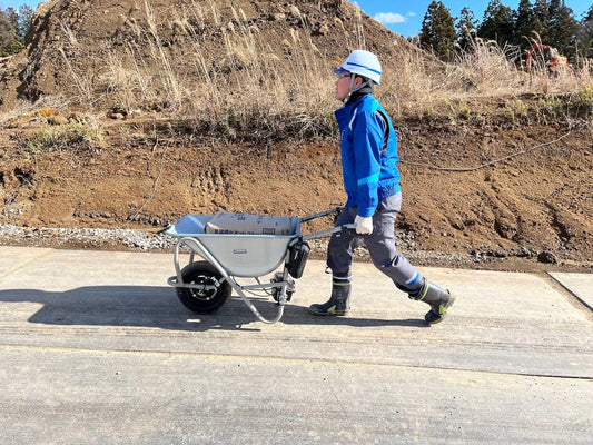 【実証】坂道も75kgの重量物もスイスイ！日本道路様と挑んだ「E-cat kit2」の運搬効率化